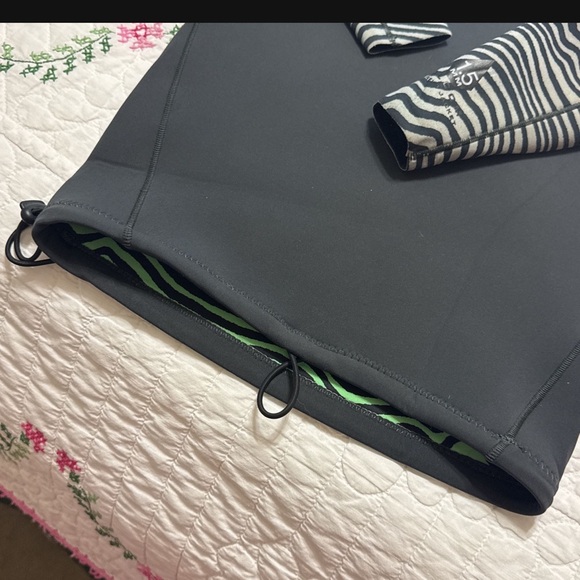 Men’s small Volcom wetsuit top - Picture 3 of 6